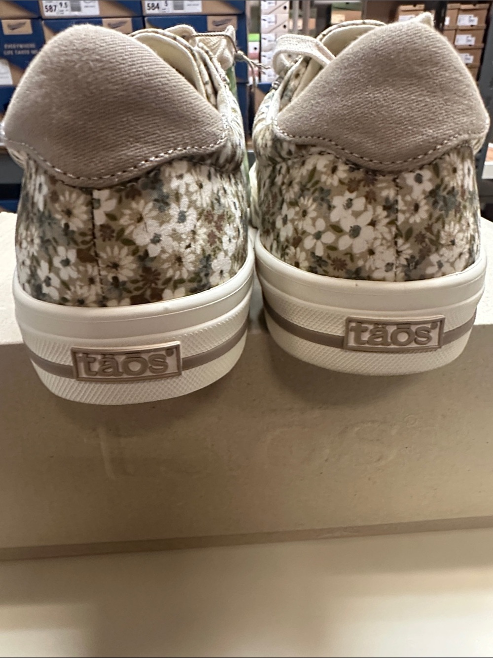 Taps Z Soul Natural Floral Zip-Accent Low Top Sneakers in Beige & White - Picture 4 of 11